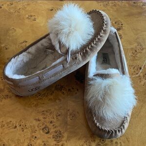 UGG Dakota Pom Pom Slippers size 8